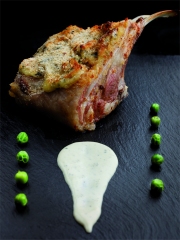 Carré d'agneau des Pyrénées gratiné à la Fourme d'Ambert, Tripox et ses petits légumes bio
Photo : © Ludovic Combe
