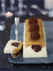 Bûche au chocolat blanc, palets bretons et truffes