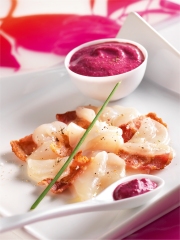 Carpaccio de coquilles Saint-Jacques au lard croquant et coulis de betterave