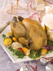 Chapon de pintade à l'ail et au pastis
Photo : © C. Iwanon - Stylisme : D.Gustin