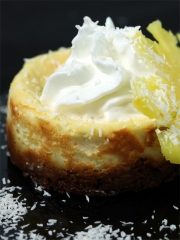 Cheese cake coco rhum et ananas, chantilly au lait de coco
Photo : © Kara