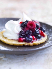 Crêpes épaisses aux petites baies des sous-bois
Photo : © Philippe Vaures Santamaria
Stylisme : Laurence Du Tilly