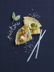 Crêpes aux crevettes, légumes croquants et pistou
Photo : © Philippe Vaures Santamaria / Stylisme : Laurence Du Tilly