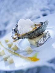 Huîtres tièdes sur coulis de potimarron à l'écume de Tomme de Savoie
Photo : © Studio Bergoend