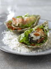 Huîtres gratinées au Parmesan sur lit de roquette, jambon de pays et tomates séchées
Photo : © Philippe Asset / CNC