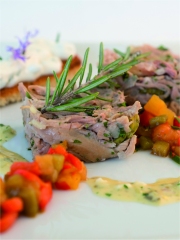 Jarret de veau comme une salade de museau, poivrons confits acidulés, pain aux herbes