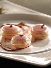 Macarons à la Rose et Crème de Lait