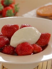 Nage de Charlottes à la Citronnelle, Arlettes et Glace Yaourt
Photo : © La Maison du Bonheur/AOPn Fraise