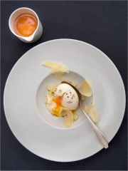&OElig;uf mollet bouillon amandine et crème de Comté
Photo : © Alain FrigoandCo