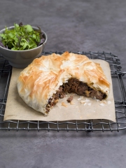 Pastilla de Joues de Boeuf et Salade d'Herbes