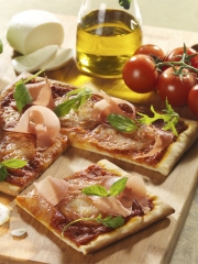 Pizza au jambon cru et à la mozzarella