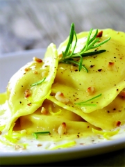 Ravioli Trattoria aux fromages, crème citron et parmesan, romarin et noisettes
Photo : © Giovanni Rana