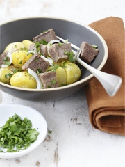 Salade de langue de bœuf, pommes de terre grenailles, sauce Caesar
Photo : © Confédération Nationale de la Triperie Française (CNTF)