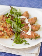 Saumon mariné aux herbes, sur galettes de quinoa aux légumes, sauce au fromage frais
Photo : © Marque Repère / Francesca Mantovani