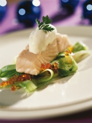 Pavé de Saumon de Norvège Poché, Crème au Raifort et Salade de Concombre
Photo : © NORGE/NSEC / Tom Haga