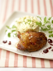 Suprême de poulet laqué au Floc de Gascogne rouge en aigre-doux, écrasée de pommes de terre
Photo : © Yves Bagros / Styliste : Laurence du Tilly