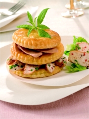 Millefeuille de suprêmes de pintade au foie gras, embeurrée de chou
Photo : © C.Iwanon / C. Fourcade / Y. Leclerc pour Qualité Landes