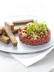 Tartare de bœuf façon crumble et ses frites de blé noir