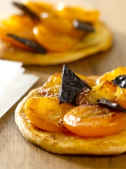 Tarte fine à l'abricot, éclats croquants d'Emmental au chocolat
Photo : © Collective de l'Emmental français / Cercles Culinaires de France / Laurent Grivet