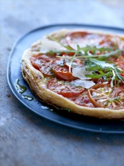 Tarte feuilletée à la tomate, pesto de roquette