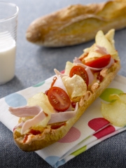 Tartine de fromage frais, jambon à l'os et chips écrasées
Photo : © Rétrodor