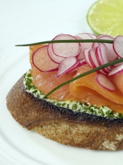 Tartine de seigle Royal Banette, saumon fumé, radis et beurre de ciboulette
Photo : © Banette