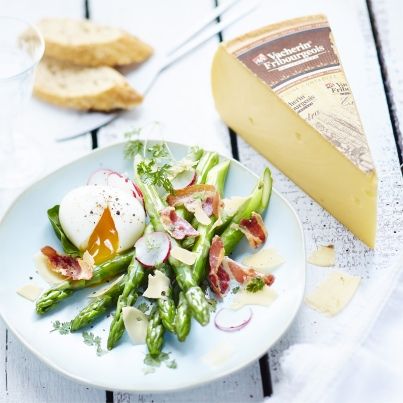 Asperges vertes aux oeufs mollets, chips de pancetta et copeaux de Vacherin Fribourgeois AOP