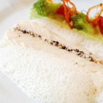 Bar sauvage cuit entier en croûte de sel