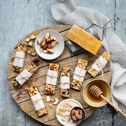 Barres aux fruits secs, miel et Parmigiano Reggiano