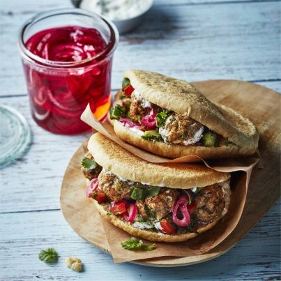Boulettes de Veau dans leur Pain Pita, Salade de Tomates et Concombre