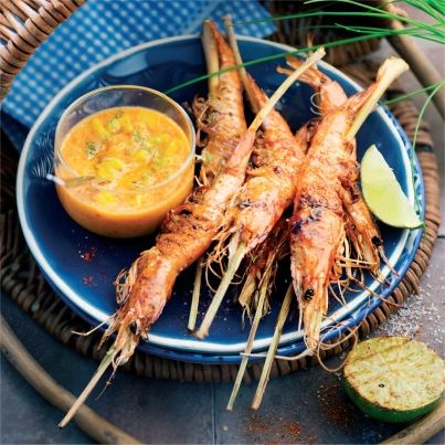 Brochettes de gambas grillées et crème à la mangue