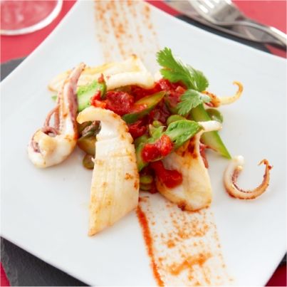 Calamars sautés, fèves et asperges vertes à la tomate et coriandre