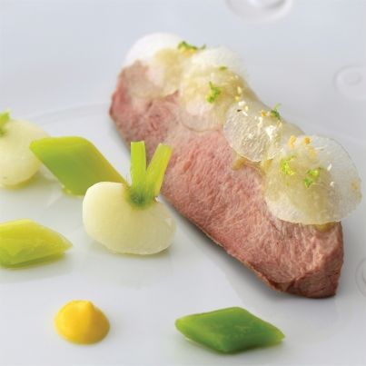 Canette rôtie, navet façon “pickles”, aigre douce au galanga et maïs, mini-légumes, cacahuètes caramélisées et citron vert