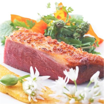 Canette Rôtie, Griesknepfles (Polenta) aux Boutons d'Ail des Ours, Salade d'Herbes et Fleurs de la Nature