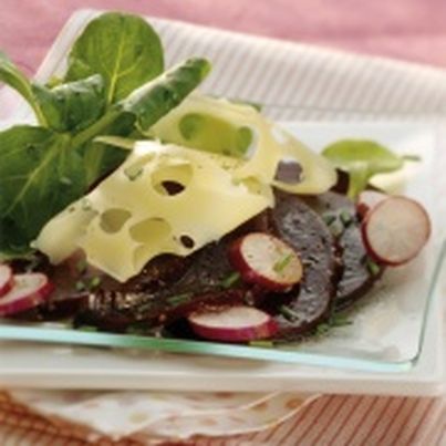 Carpaccio de betteraves à l'emmental, radis et mâche