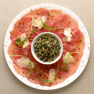 Carpaccio de boeuf, copeaux de Cantal et salade de lentilles froides