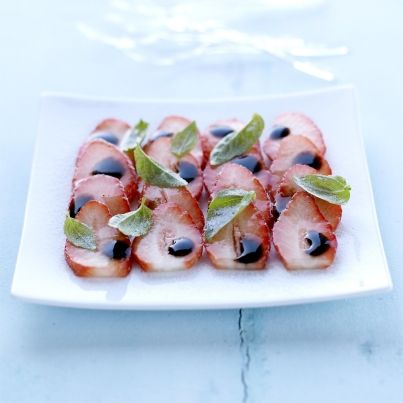 Carpaccio de fraises, balsamique et basilic