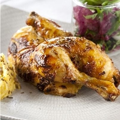 Coquelet en crapaudine au carvi, mesclun aromatique et purée de maïs