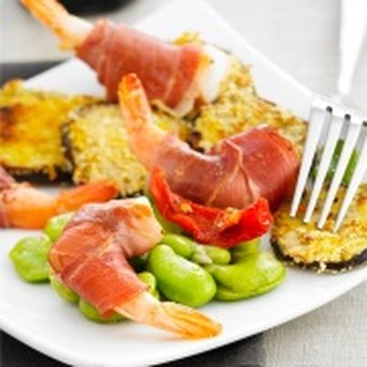 Crevettes habillées de Serrano Consorcio, aubergines et févettes