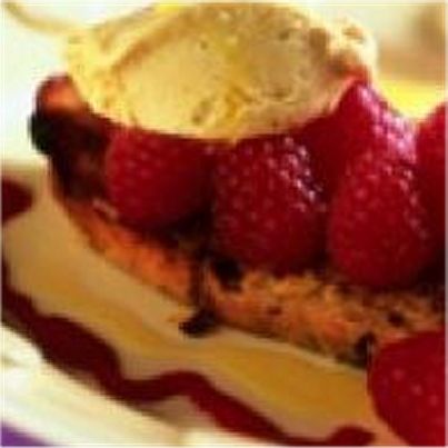 Pain perdu aux noisettes et framboises, glace à l'huile d'olive Olï et vinaigre balsamique