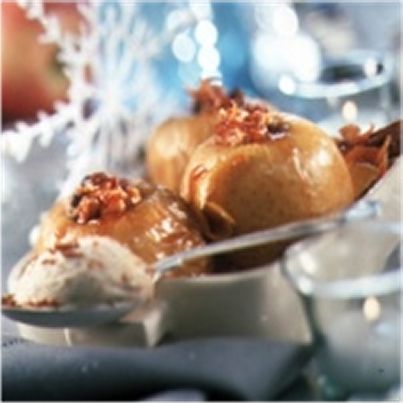Pomme de Noël dans le four, aux épices et aux raisins secs, glace au pain d'épices
