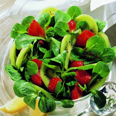 Salade de mâche au kiwi, fraises et jus de citron vert
