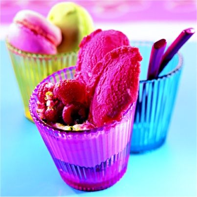 Fraîcheur de fromage blanc à la framboise Sorbet framboise macarons émiettés