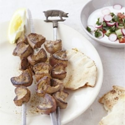 Brochettes de rognons de porc tandoori et raïta