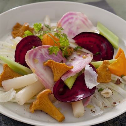 Légumes oubliés sur fine salade de fenouil, vinaigrette aux girolles