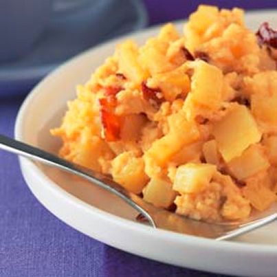 Œufs brouillés, pommes de terre croquantes et copeaux de bacon