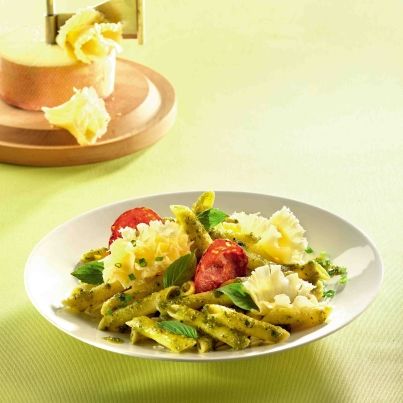 Penne au pistou, tiges d'ail, chorizo et Tête de Moine AOP