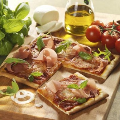 Pizza au jambon cru et à la mozzarella