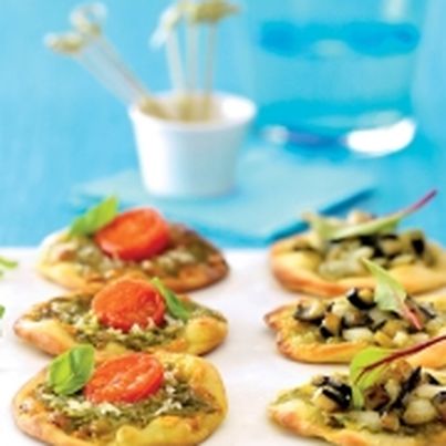 Minis pizzas à la tomme de chèvre, tomates cerises et pesto