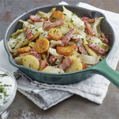 Poêlée hivernale aux pommes de terre, lardons, carottes, endives, crème aux fines herbes